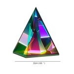 Iridescent glaspyramid med färgglad LED-belysning, modern och ljus dekoration för inomhus eller kontor.