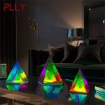 Färgglada glasvaser i pyramidform, moderna dekorativa föremål för inomhusbruk, med flerfärgade ljuseffekter.