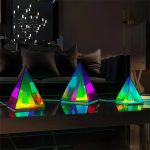 Flerfärgade LED-glaspyramider, modern och ljus dekoration för inomhusbruk, färgglad atmosfär och innovativ design, perfekt för att försköna ditt boende eller arbetsutrymme.