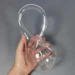 Transparent glasvas i oändlighetsform, perfekt för vetenskaplig eller modern inredning. Idealisk för att försköna ditt hem med en touch av originalitet och sofistikering.