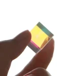 Färgad glaspyramid, dekorativ vetenskaplig objekt, med ljuseffekter och transparens, perfekt för en original och modern inredning.