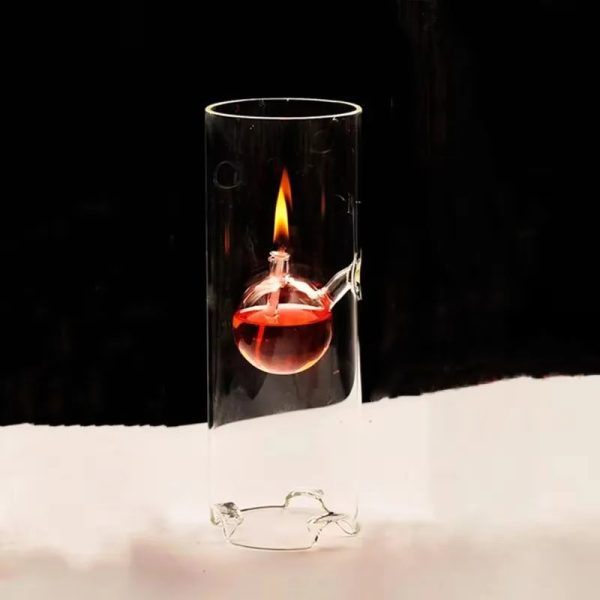 Laboratorie-vas i glas med låga och röd vätska, används för vetenskapliga experiment eller vetenskaplig dekoration.