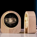 LED-planeten i solsystemet i trä med belysning.