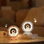 LED-lampa i form av en astronaut, vetenskaplig dekoration för hemmet eller kontoret, idealisk för rymd- och astronomientusiaster.
