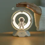 Ljuspanel med en liten robot i futuristisk kontorsinredning, som kombinerar teknik och modern design för en innovativ arbetsmiljö.