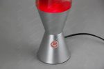 Skrivbordslampa i glödlampform med aluminiumbas och röd kåpa, idealisk för vetenskaplig inredning eller för ett originellt arbetsutrymme.