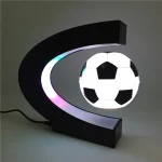 LED-lampa i form av fotboll och måne, modern dekoration för rum eller vardagsrum.