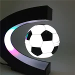 LED-fotboll med C-formad stativ, perfekt för inomhus- eller utomhusdekoration, som ger en sportig och samtida touch.