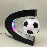 LED-lampa i form av fotboll och måne, modern dekoration för rum eller kontor, färgglad belysning, originell design, vetenskaplig present, vänlig atmosfär, innovativ dekorationsobjekt.
