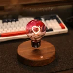 LED-lampa med lysande hjärta på träbas.