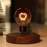 Dekorativ glödlampa med hjärtformad filament, varm belysning, på en bas av naturligt trä.