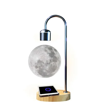Innovativ skrivbordslampa med en 3D-måne hängande under ett metallarm, som skapar en vetenskaplig och modern atmosfär.
