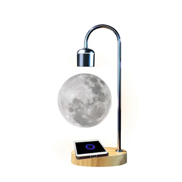 Innovativ skrivbordslampa med en 3D-måne hängande under ett metallarm, som skapar en vetenskaplig och modern atmosfär.