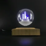 Dekorativ LED-lampa i form av en glob med lila ljuselement, idealisk för modern och vetenskaplig inredning.