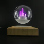 Vetenskaplig lampa med lila ljusrör i en glasglob, placerad på en träbas.