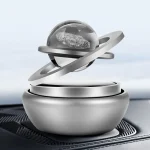 Atommodell i vetenskaplig inredning med transparent sfär och metallringar.