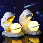 Dekorativ lampa med astronauter och lysande planeter.