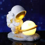 Astronautfigur med lysande planet, vetenskaplig dekoration för barn, kontor eller rymdtema rum.
