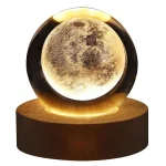 Hängande månlampa med inbyggd LED-belysning, som skapar en varm och mystisk atmosfär. Perfekt för inredning eller som unik vetenskaplig objekt.