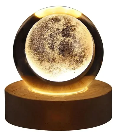 Hängande månlampa med inbyggd LED-belysning, som skapar en varm och mystisk atmosfär. Perfekt för inredning eller som unik vetenskaplig objekt.