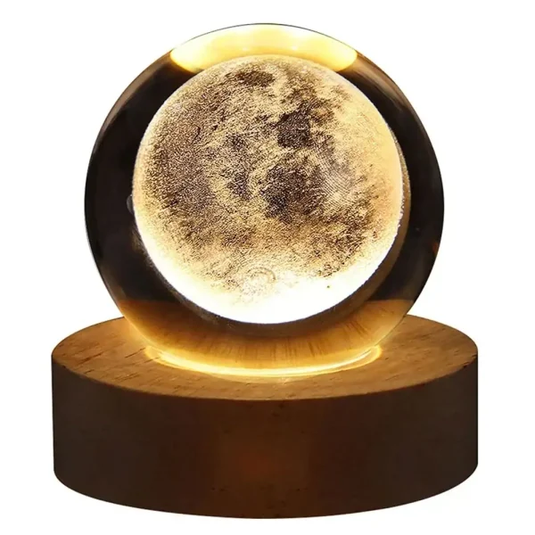 Hängande månlampa med inbyggd LED-belysning, som skapar en varm och mystisk atmosfär. Perfekt för inredning eller som unik vetenskaplig objekt.
