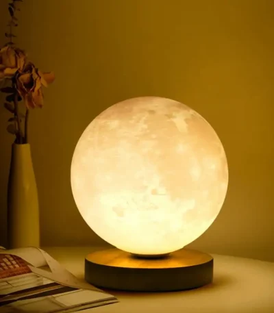 Månlampa med mjukt ljus, perfekt för en originell och lugnande inredning.