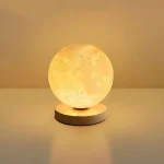 Trä-månlampa med varm belysning, perfekt för inredning eller som nattlampa. Hantverksdesign som ger en lugnande och estetisk atmosfär till ditt utrymme.