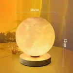3D-månlampa med träbas, mjukt ljus och varm atmosfär, perfekt för inredning eller som nattlampa för en avslappnande atmosfär.