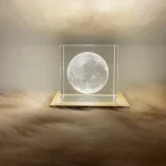 3D-lampa som föreställer månen i relief, belyst för en imponerande visuell effekt, perfekt för inredning eller som vetenskapligt samlarobjekt.