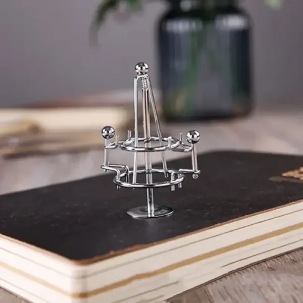 Hänge i form av en atommodell i glänsande metall, en elegant vetenskaplig dekoration för samling eller kontor.