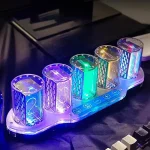 Multifärgad Nixie LED-klocka som visar lysande siffror i ett modernt transparent hölje.