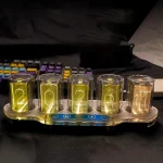 Lysande sifferhållare med siffror i transparent plast, belysta av LED, som visar siffrorna 2021. Perfekt för kontorsdekoration eller speciella evenemang.