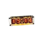 Vintage digital display med fem orange lysrör som visar "15:04", används som vetenskaplig dekoration eller retro klocka.