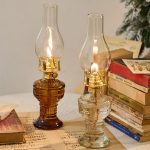 Gammaldags oljelampa i glas och metall, perfekt för vintage dekoration eller retro stil. Perfekt för att lägga till en touch av elegans och historia i ditt hem.