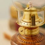 Oljelampa i mässing med glasglob, perfekt för vetenskaplig eller vintage dekoration. Perfekt för att lägga till en touch av elegans och autenticitet i ditt hem eller samling.