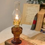Dekorativ oljelampa i glas och mässing, perfekt för en retro eller vintage atmosfär.
