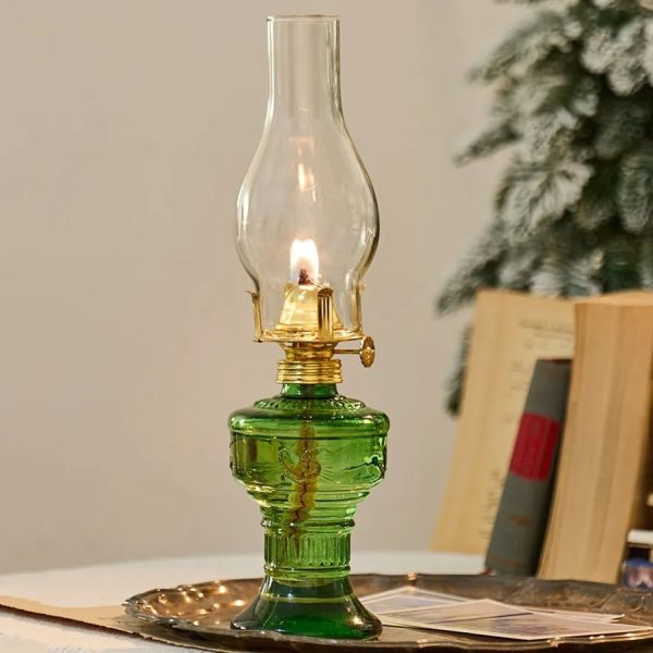 Dekorativ oljelampa i grönt glas med tänd låga, perfekt för vetenskaplig eller vintage dekoration.