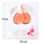 Hjärnformad vas med flytande ljus, idealisk för romantisk eller vetenskaplig dekoration. Mått: 9 cm hög, 10 cm i diameter, med ett dekorativt rosa band.