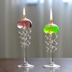 Tända ljus i glasbehållare i form av maneter med glasspiraler, används som vetenskapsdekoration eller samlarobjekt.