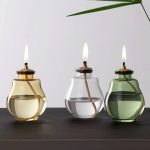 Trio av färgglada glasljus, en samtida och elegant dekoration för inomhus eller utomhus.