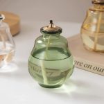 Transparent glasvas med inbyggd glödlampa, en elegant och originell dekoration för hemmet eller kontoret.