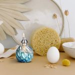 Dekorativ blå glasljus med virvlande mönster, perfekt för en varm och vetenskaplig atmosfär.