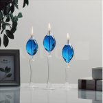 Eleganta glasvaser med tända ljus, perfekta för inredning eller som vetenskapliga samlarobjekt.