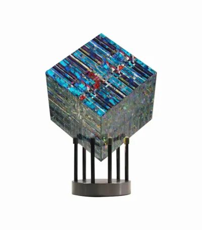 Färgad glaskub med metallstöd, modern vetenskapsdekoration.