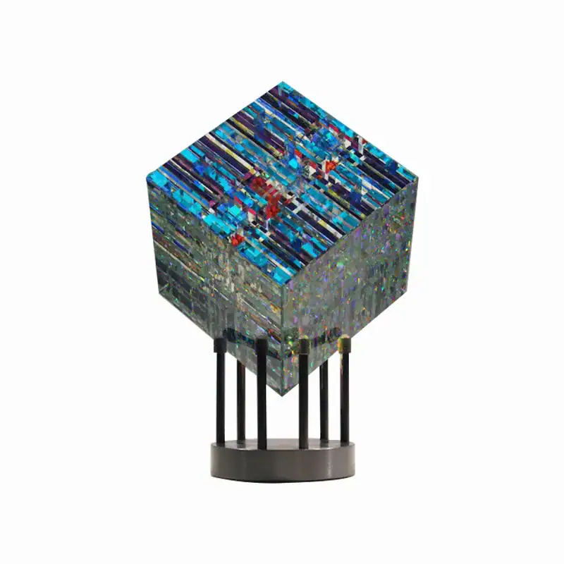 Färgad glaskub med metallstöd, modern vetenskapsdekoration.