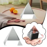 Elegant spegelpyramid för inredning eller vetenskap, med en glänsande reflekterande yta. Idealisk för att lägga till en modern touch till ditt utrymme eller för optiska experiment.