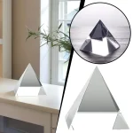 Transparent glaspyramid, modern vetenskaplig dekoration, perfekt för att försköna ett inre med en touch av elegans och mystik.
