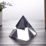 Transparent kristallpyramid för inredning eller vetenskaplig samling.