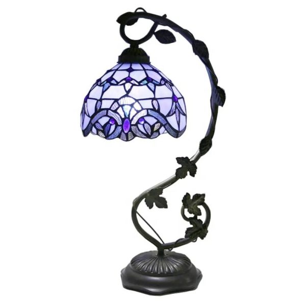 Tiffany-lampa med färgglad glaslampkåpa, vintage och elegant design, idealisk för inredning och varm atmosfär.
