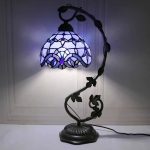 Tiffany-lampa med färgglad glaslampkåpa, Art Nouveau-stil, elegant och vintage dekoration.